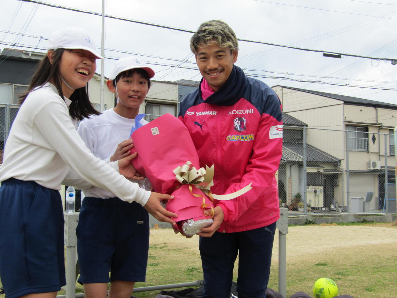 母校の大阪・泉大津市立浜小学校を訪問したC大阪喜田（右）