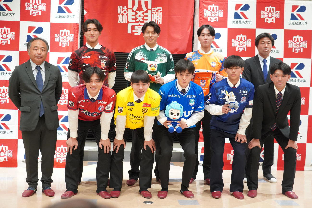 流通経大サッカー部、流通経大柏サッカー部合同記者会見に出席した、前列左から中野雄二監督、藤井海和、中島舜、川村悠祐、亀田歩夢、高橋延寿。後列左から根本健太、渡辺乃斗、小沢希海、高橋隆コーチ（撮影・佐藤成）