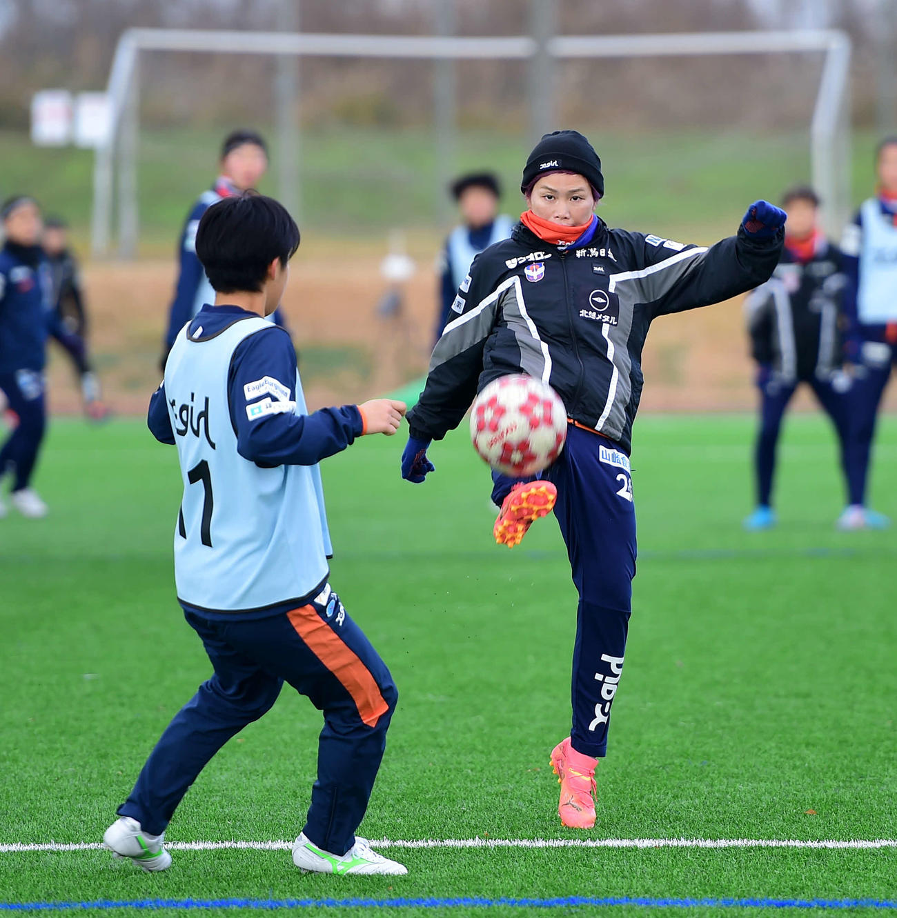 ボールを蹴り上げる新潟レディース川澄（右）