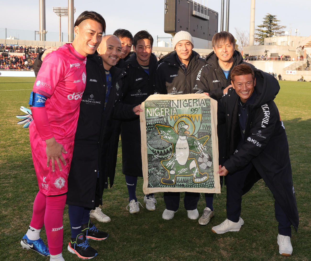 南雄太引退試合　YUTA FRIENDS対BLUE LEGENDS　試合後に記念撮影する1999年ナイジェリアワールドユース準優勝メンバー。左から南、小野、中田、加地、高原、遠藤、播戸（撮影・野上伸悟）