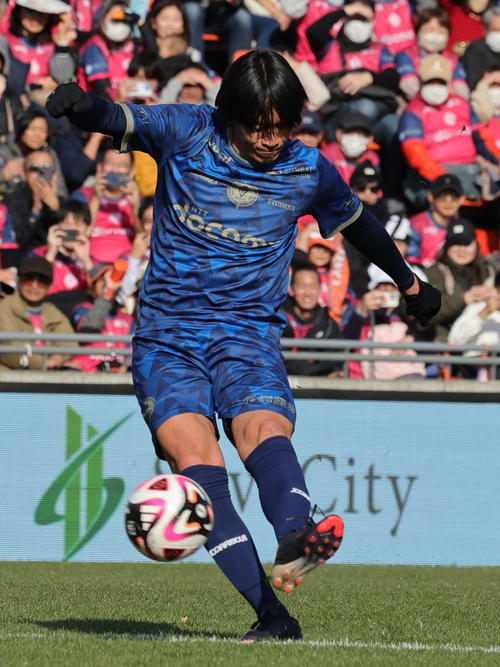 南雄太引退試合　YUTA FRIENDS対BLUE LEGENDS　前半、FKを蹴るBLUE LEGENDS中村俊（撮影・野上伸悟）