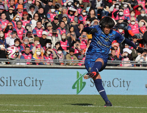 南雄太引退試合　YUTA FRIENDS対BLUE LEGENDS　前半、FKを蹴るBLUE LEGENDS中村俊（撮影・野上伸悟）