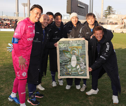 南雄太引退試合　YUTA FRIENDS対BLUE LEGENDS　試合後に記念撮影する1999年ナイジェリアワールドユース準優勝メンバー。左から南、小野、中田、加地、高原、遠藤、播戸（撮影・野上伸悟）