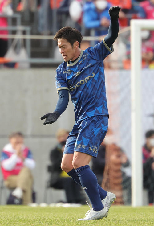 南雄太引退試合　YUTA FRIENDS対BLUE LEGENDS　後半、ゴールを決めカズダンスならぬカジダンスで喜ぶBLUE LEGENDS加地（撮影・野上伸悟）