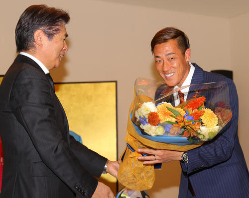 23年11月27日、引退会見で97年ワールドユース時の監督の山本氏（左）から花束をもらう大宮GK南