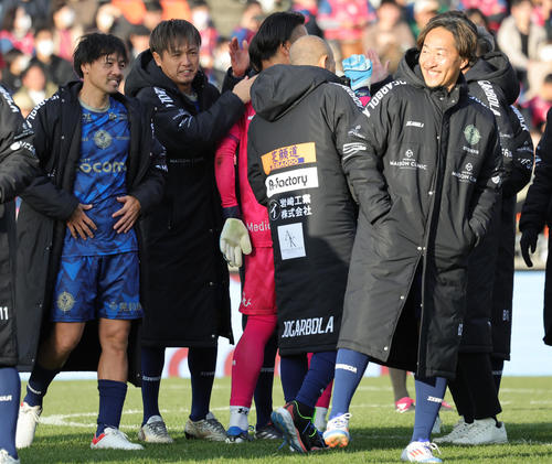 南雄太引退試合　YUTA FRIENDS対BLUE LEGENDS　試合後に笑顔を見せる、左からBLUE LEGENDS松井大輔、遠藤保仁。右端は石川（撮影・野上伸悟）