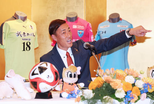 23年11月27日、引退会見でオウンゴールについて笑顔で説明する大宮GK南