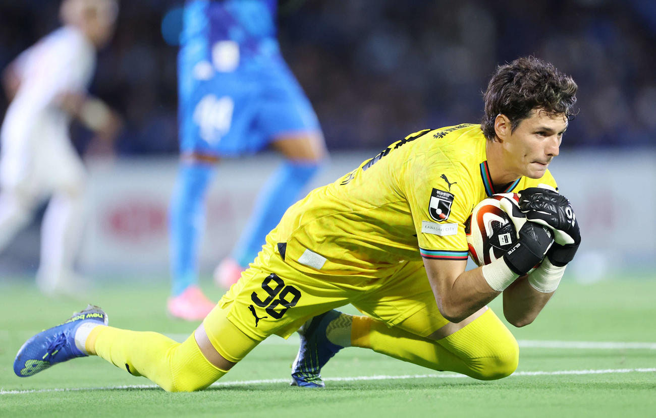 クロスをキャッチした川崎FのGK山口瑠伊（2024年9月撮影）