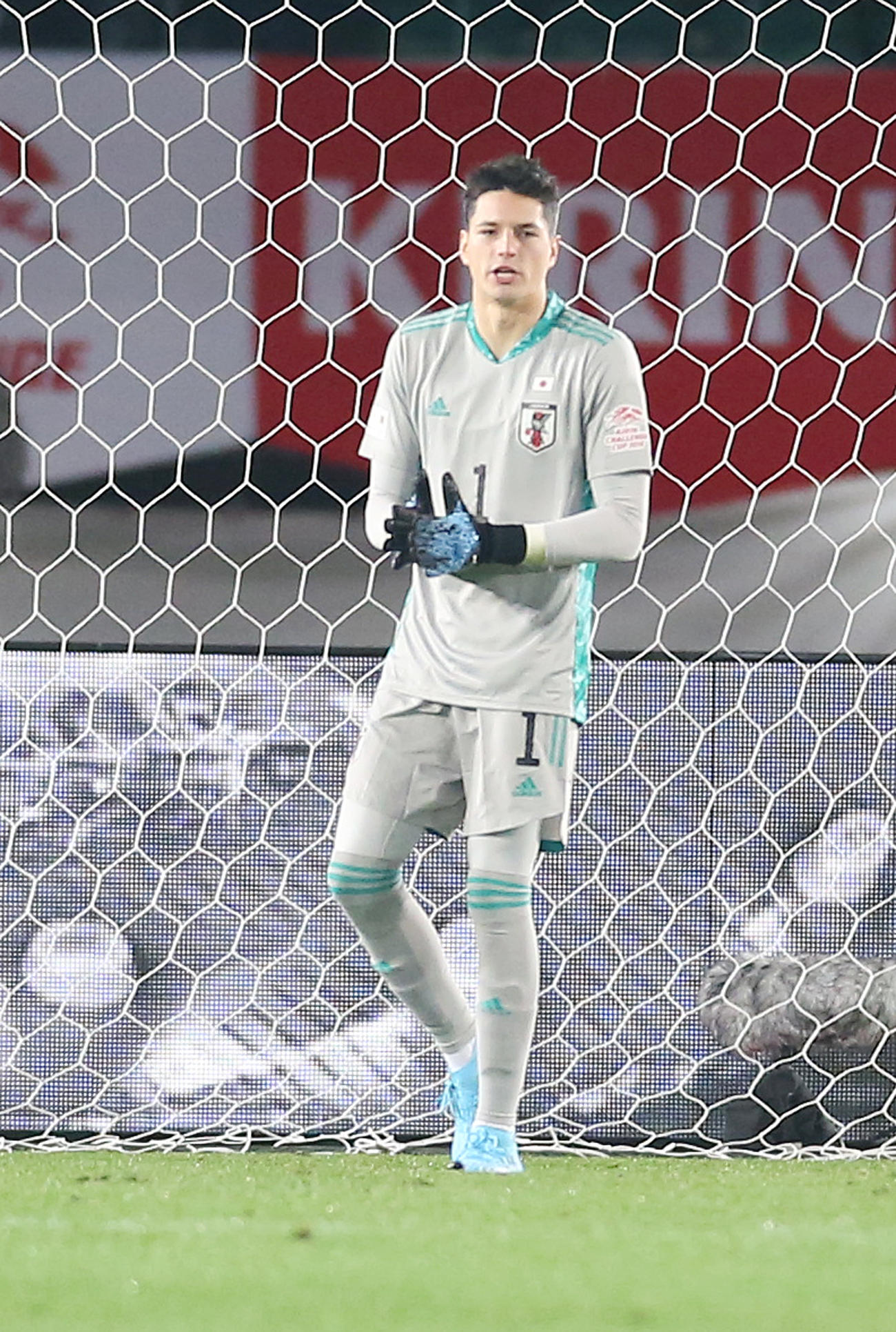 サッカーU－22国際親善試合キリンチャレンジ杯　日本対ジャマイカ　後半、ゴール前で手をたたくGK山口瑠伊（2019年12月撮影）