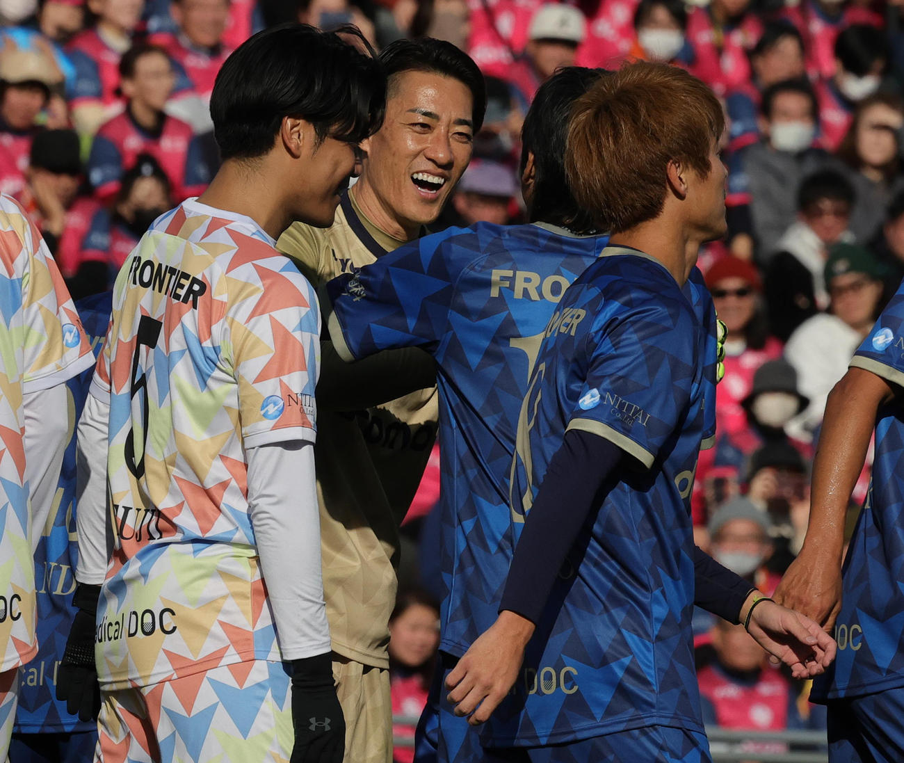YUTA FRIENDS対BLUE LEGENDS　前半、ゴールを決め喜ぶBLUE LEGENDSのGK南（撮影・野上伸悟）