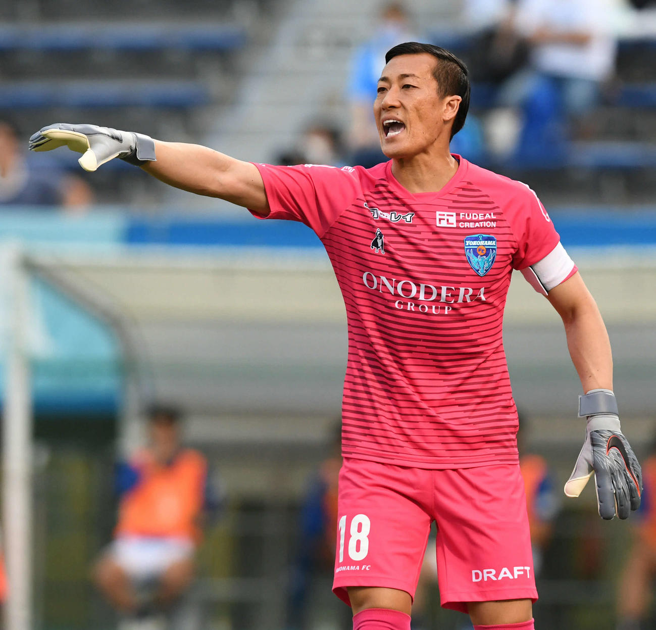 チームメートに指示を出す横浜FC・GK南雄太（2020年8月撮影）