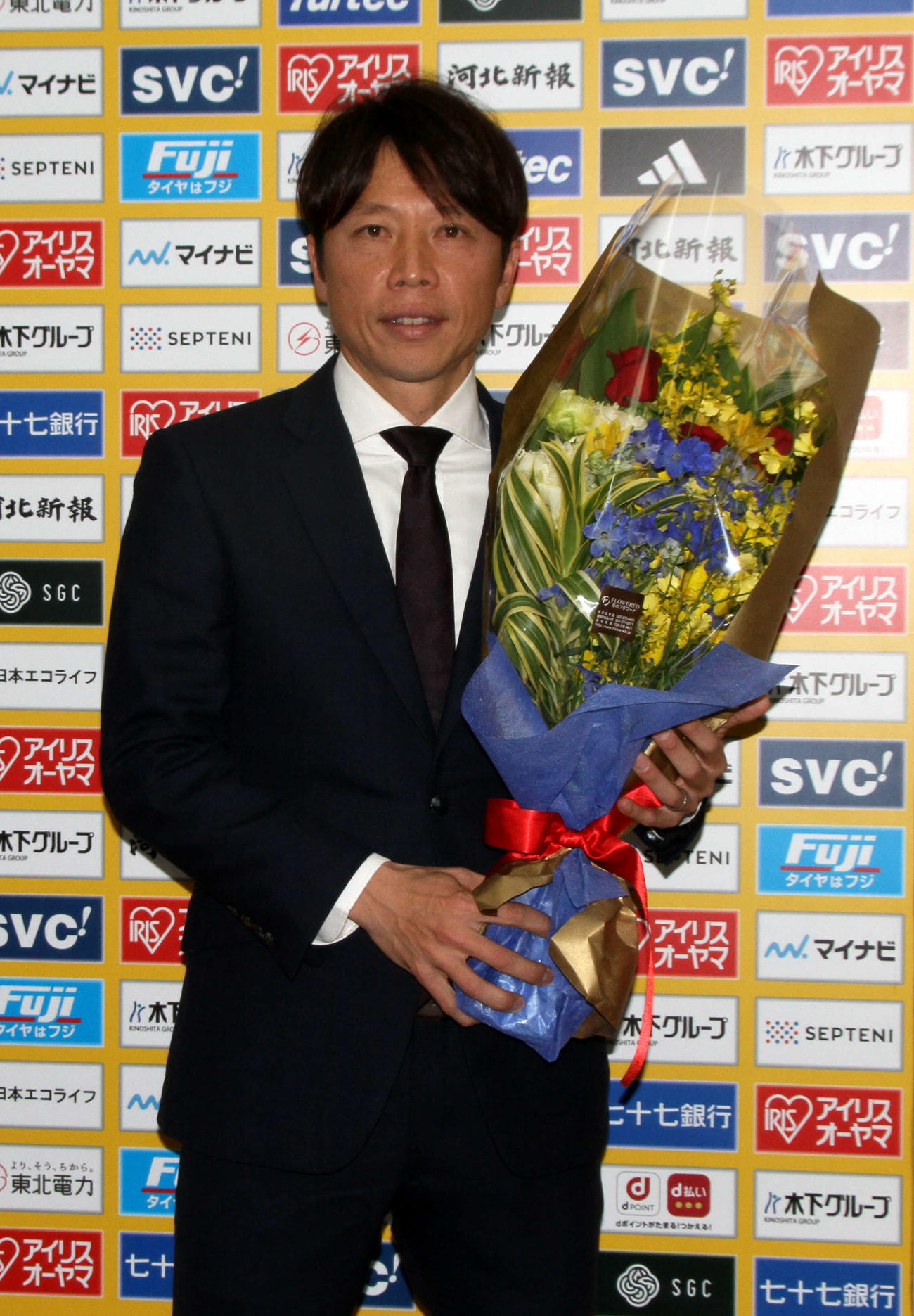 現役生活に幕を下ろし、花束を手に笑顔を見せる梁（2023年12月撮影）