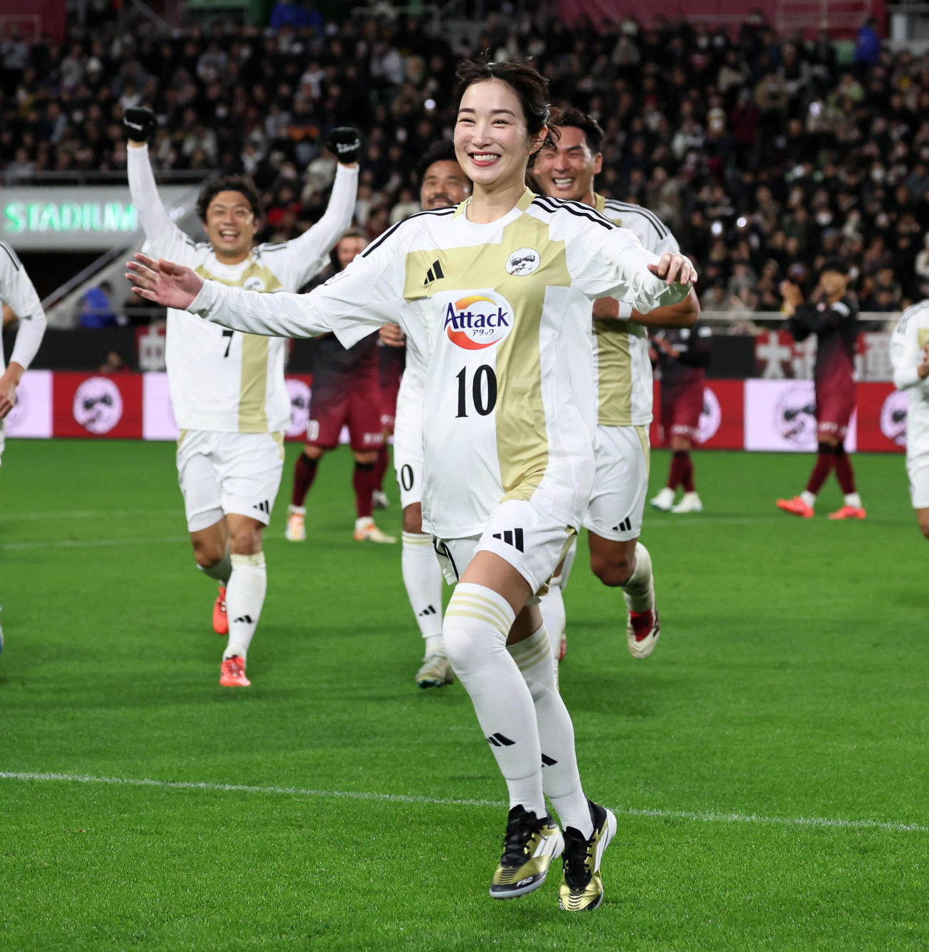 後半、MAKINO JAPANの高梨臨（手前）がPKを決め笑顔で駆け出す。後ろは夫の槙野（2024年12月撮影）