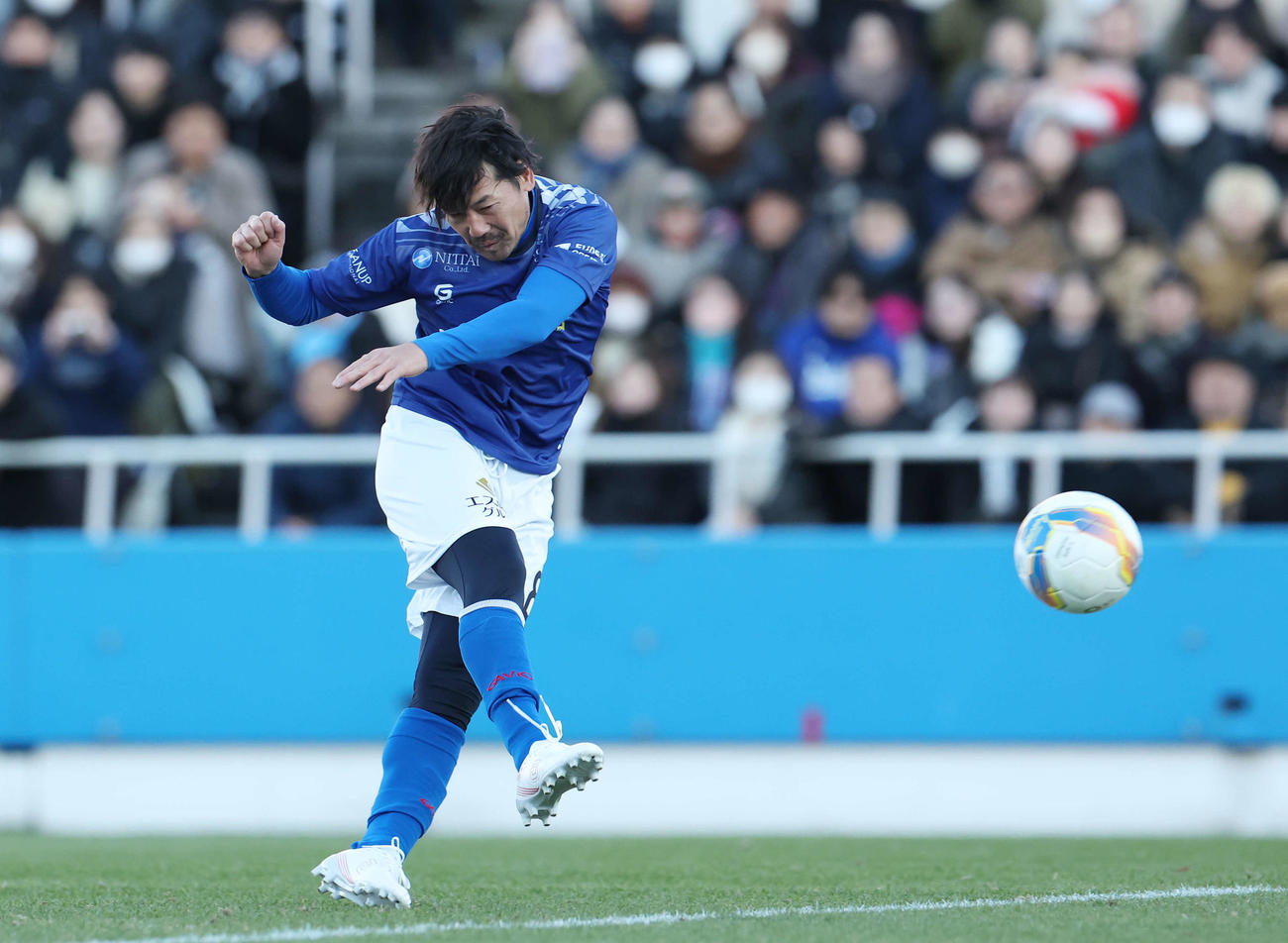 松井大輔引退試合　MATSUI FRIENDS対JAPAN DREAMS　後半、自身4点目のゴールをボレーで決める松井（2024年12月撮影）