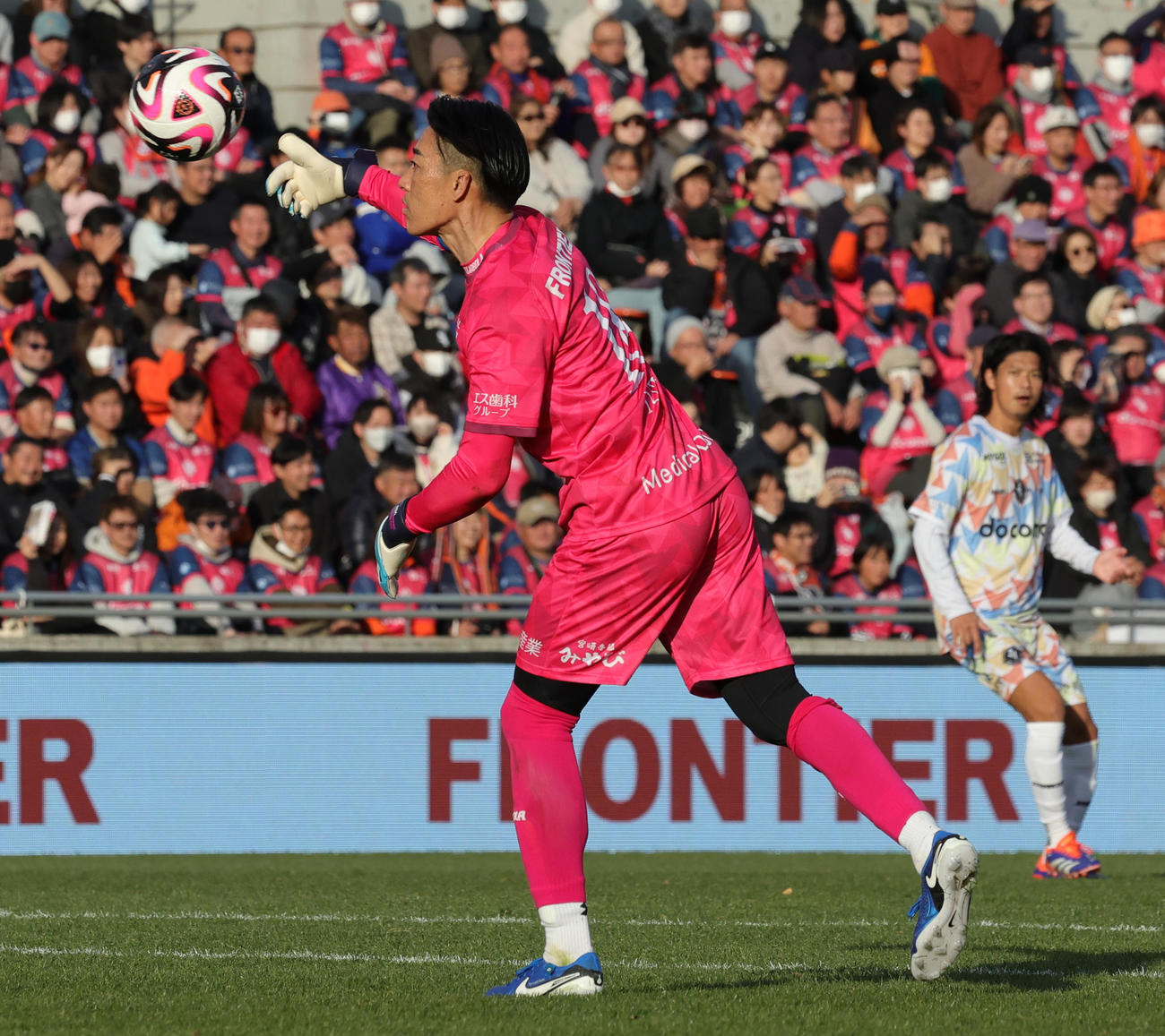 後半、スローイングでオウンゴールするYUTA FRIENDSのGK南（撮影・野上伸悟）