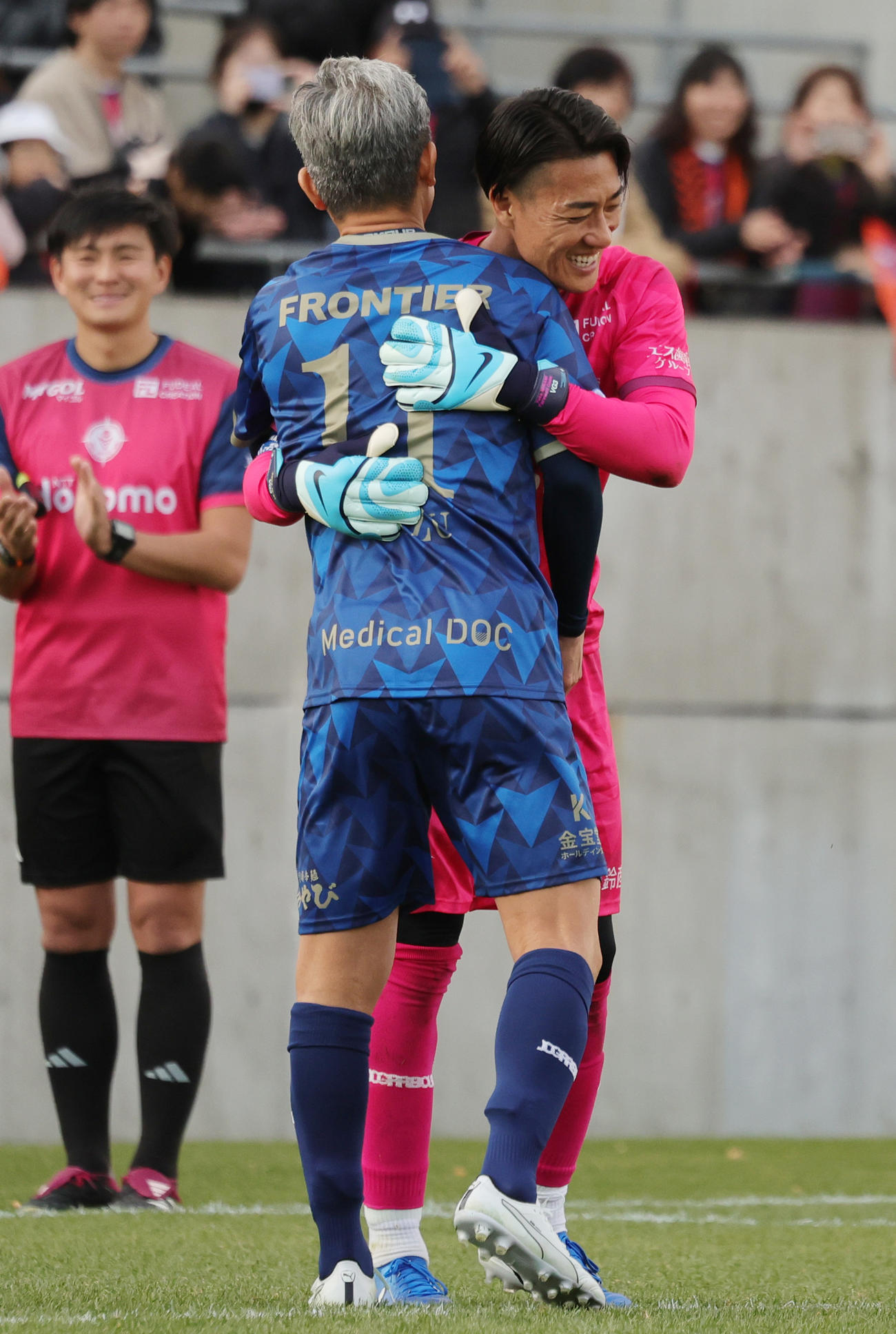 BLUE LEGENDSカズ（背中）のPKを止め、抱きあうYUTA FRIENDSのGK南（撮影・野上伸悟）