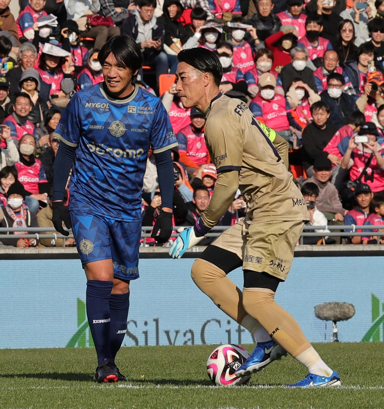 前半、FKで中村俊が蹴る前にダミーとなるBLUE LEGENDSのGK南（撮影・野上伸悟）