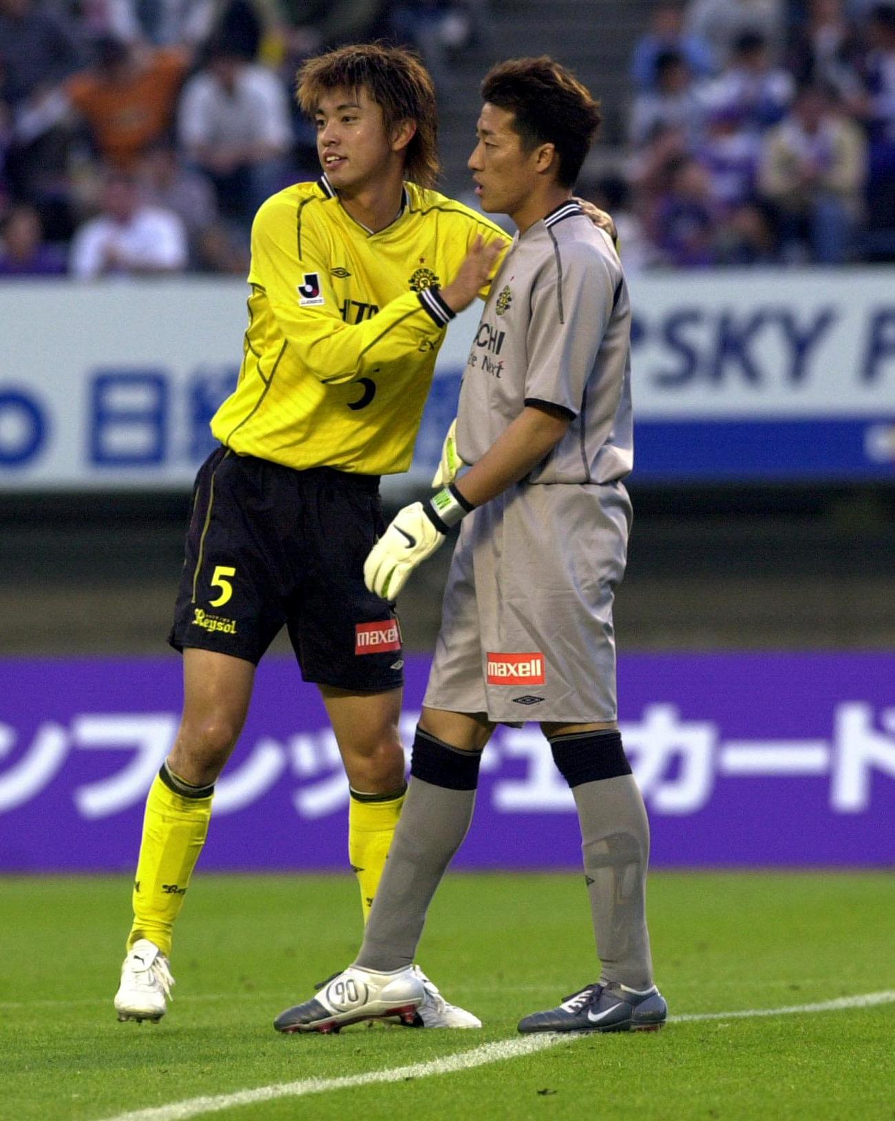 04年5月、広島戦でスローイングのボールがオウンゴールとなりぼう然とする柏GK南（右）と、なぐさめるDF中沢