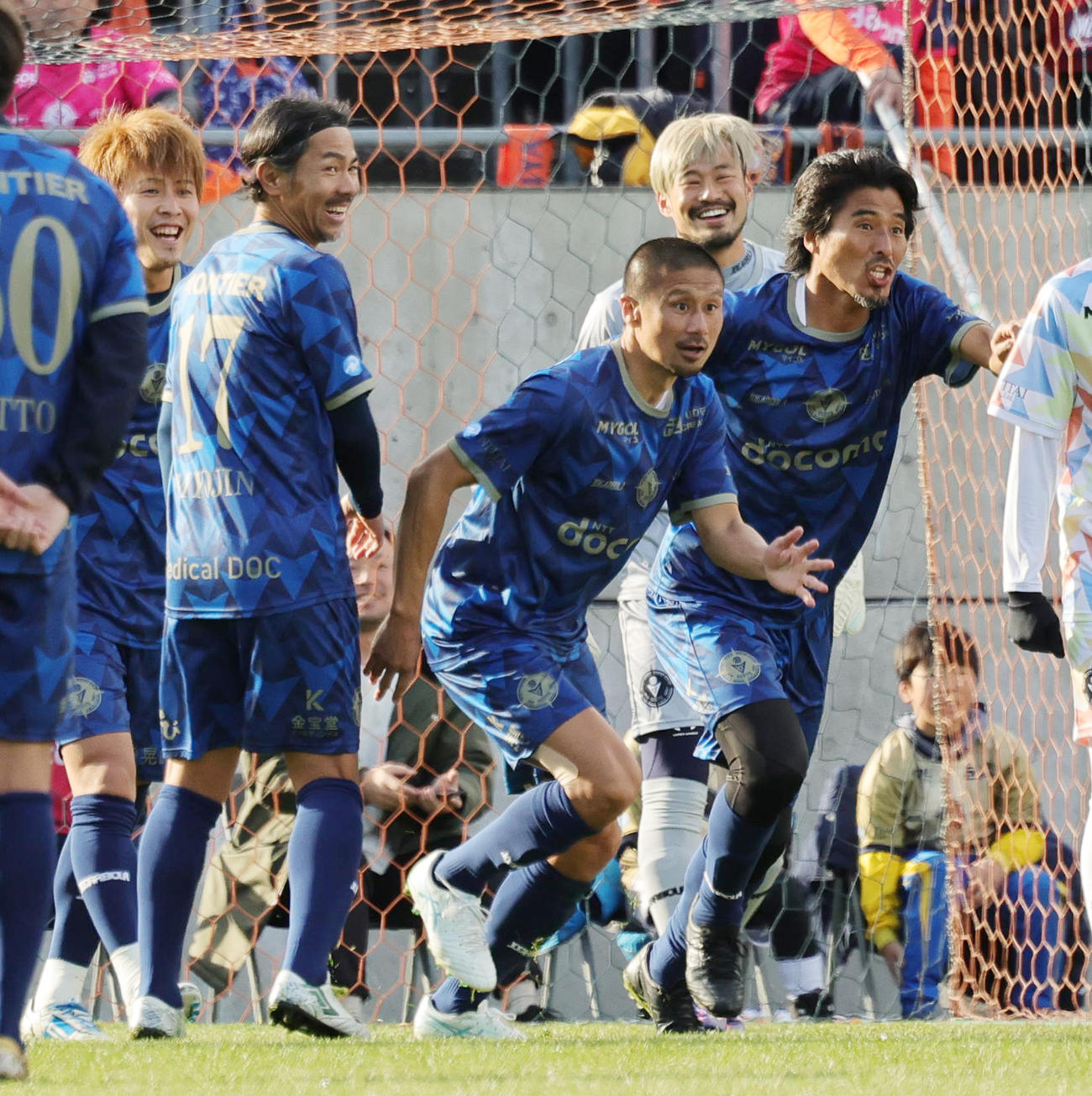 南雄太引退試合　YUTA FRIENDS対BLUE LEGENDS　後半、得点後にあわててキックオフの対応に走り出す手前左からBLUE LEGENDS坪井、中沢。奥左から柿谷、明神（撮影・野上伸悟）