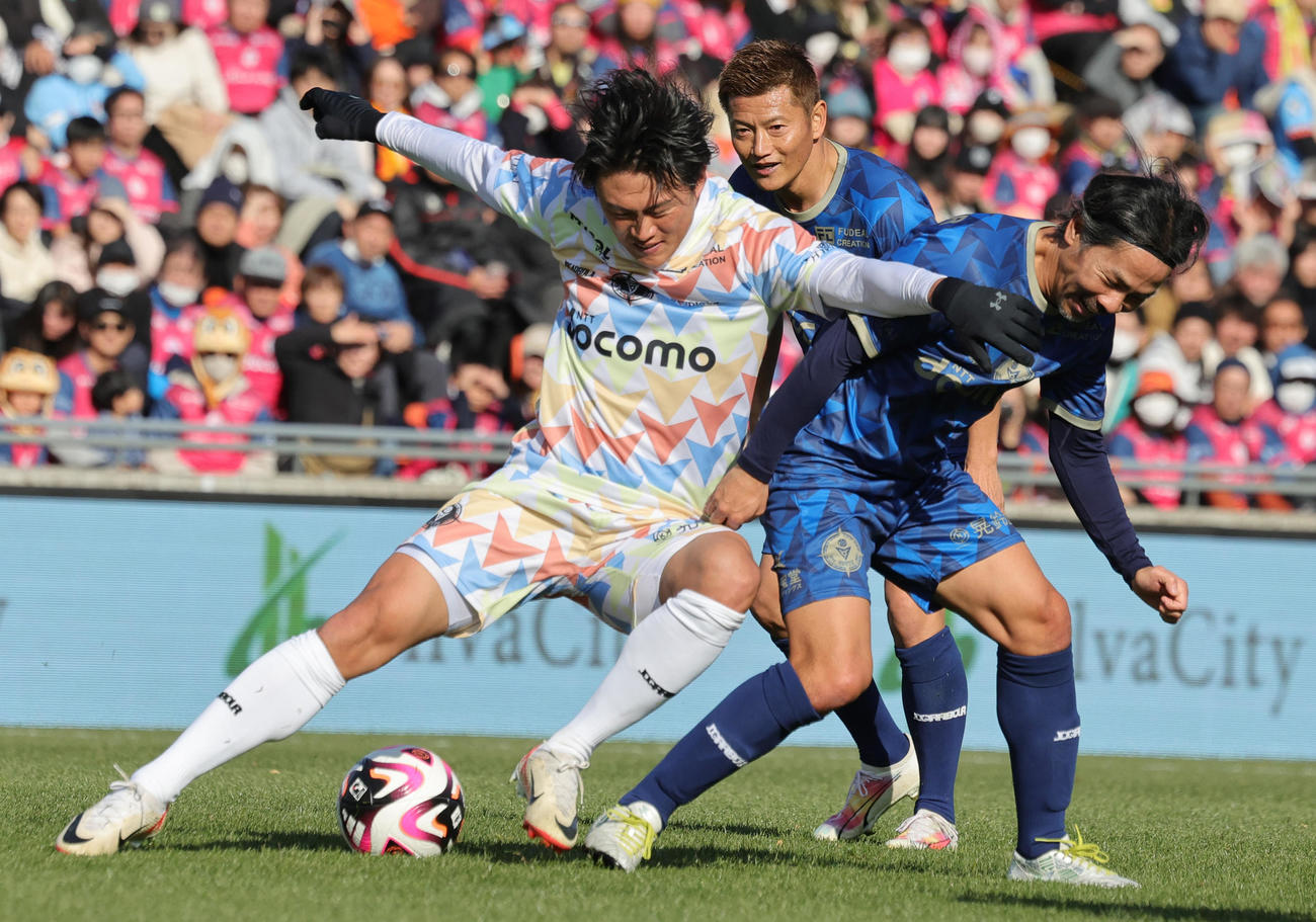 南雄太引退試合　YUTA FRIENDS対BLUE LEGENDS　前半、競りあうYUTA FRIENDS李（左）とBLUE LEGENDS明神（撮影・野上伸悟）