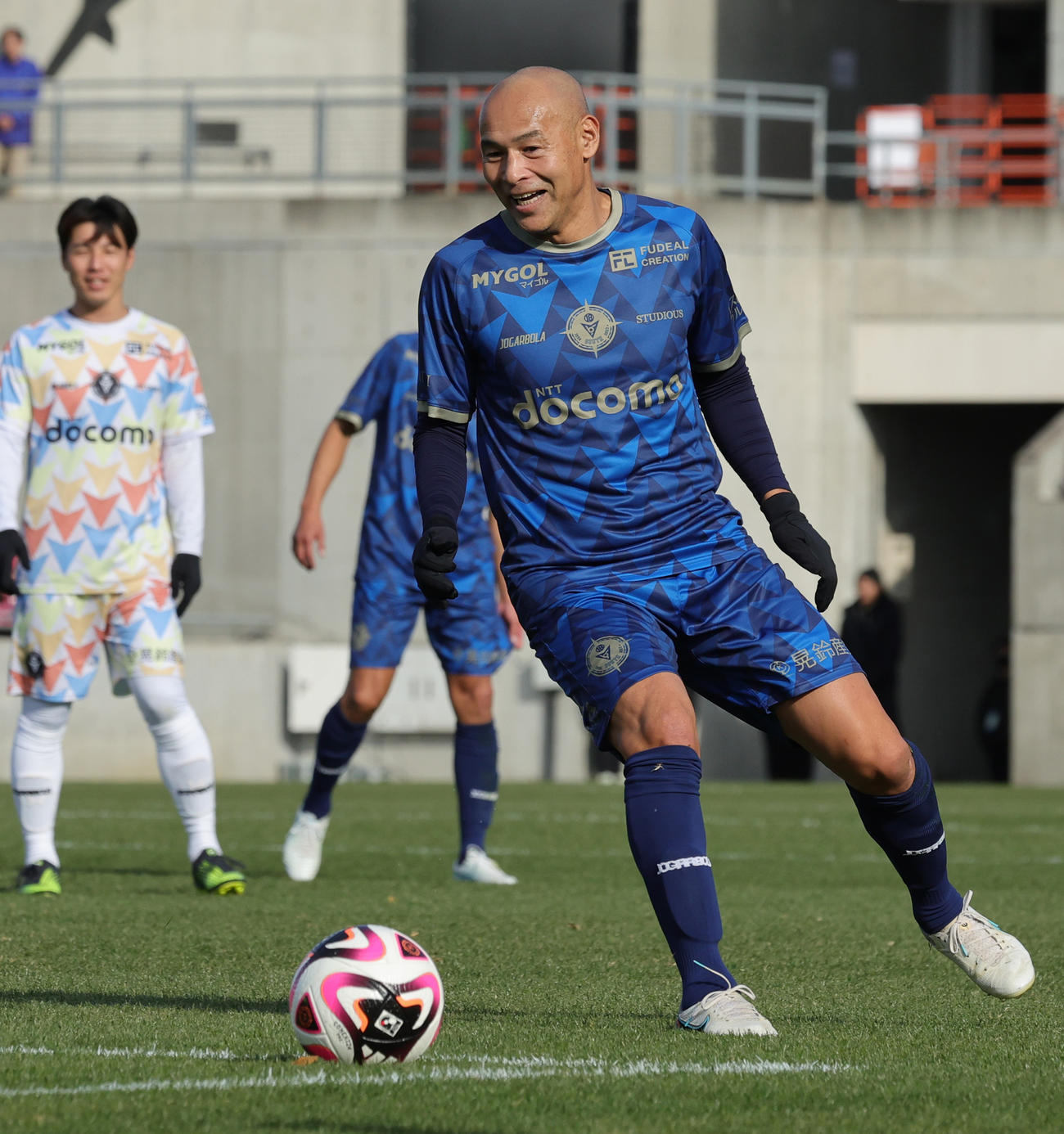 南雄太引退試合　YUTA FRIENDS対BLUE LEGENDS　前半、ボールキープするBLUE LEGENDS高原（撮影・野上伸悟）