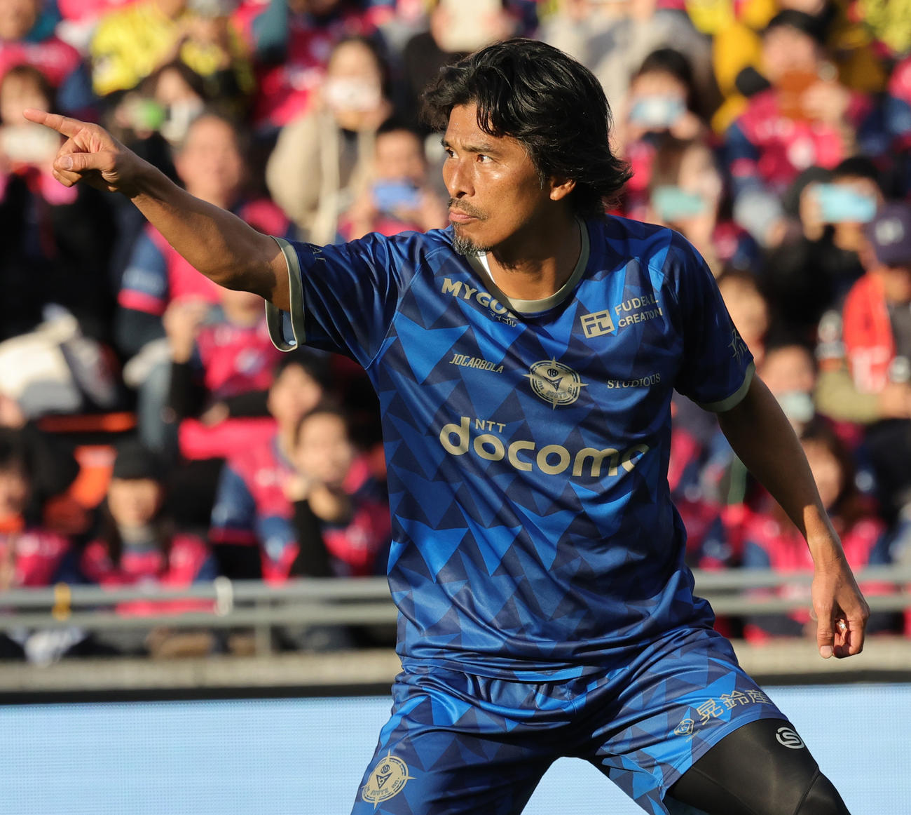 南雄太引退試合　YUTA FRIENDS対BLUE LEGENDS PK戦でキックを成功させ喜ぶBLUE LEGENDS中沢（撮影・野上伸悟）