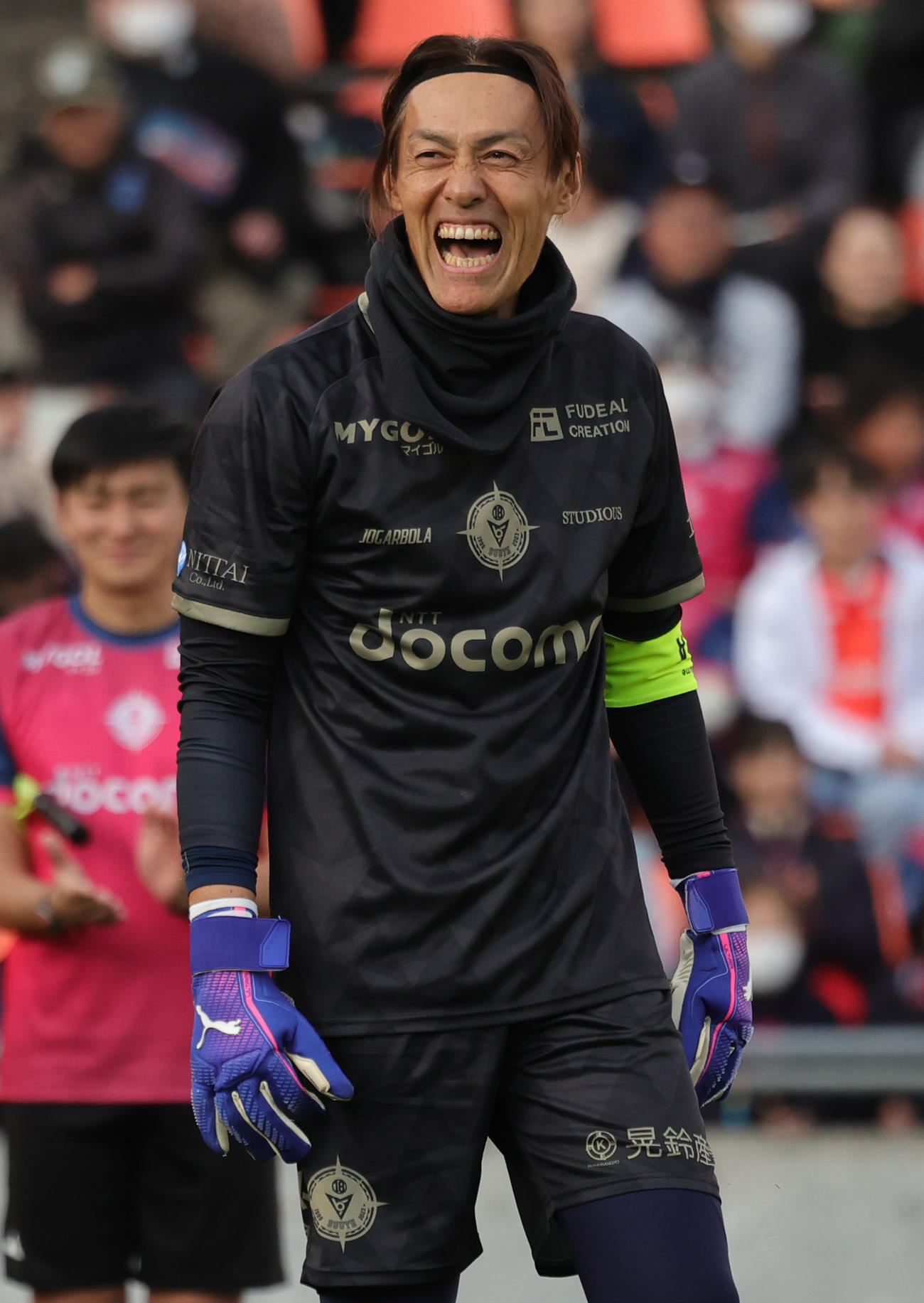 南雄太引退試合　YUTA FRIENDS対BLUE LEGENDS PK戦でキックを止め笑顔のBLUE LEGENDS楢崎（撮影・野上伸悟）