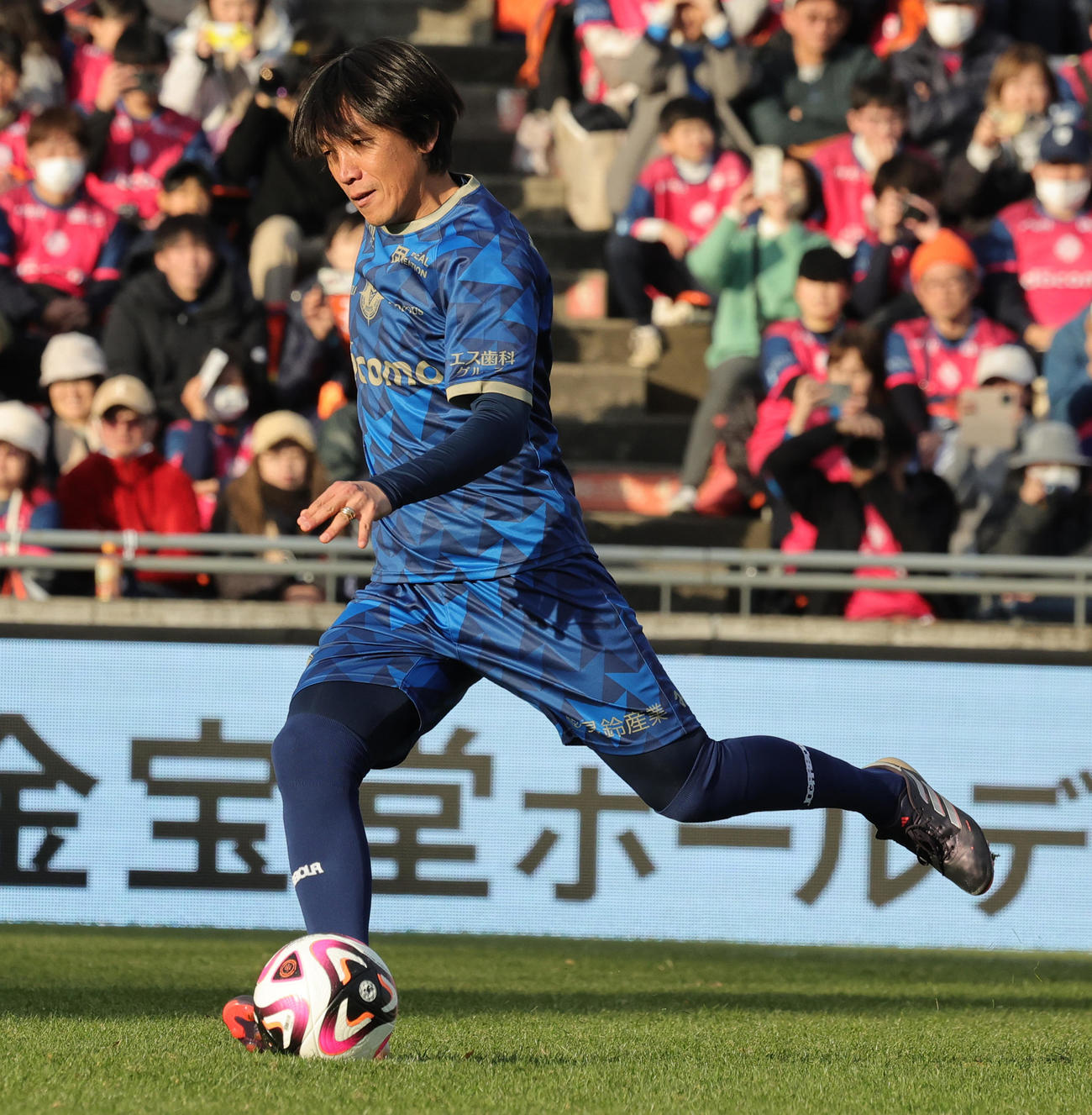 南雄太引退試合　YUTA FRIENDS対BLUE LEGENDS PK戦でキックを成功させるBLUE LEGENDS中村俊（撮影・野上伸悟）