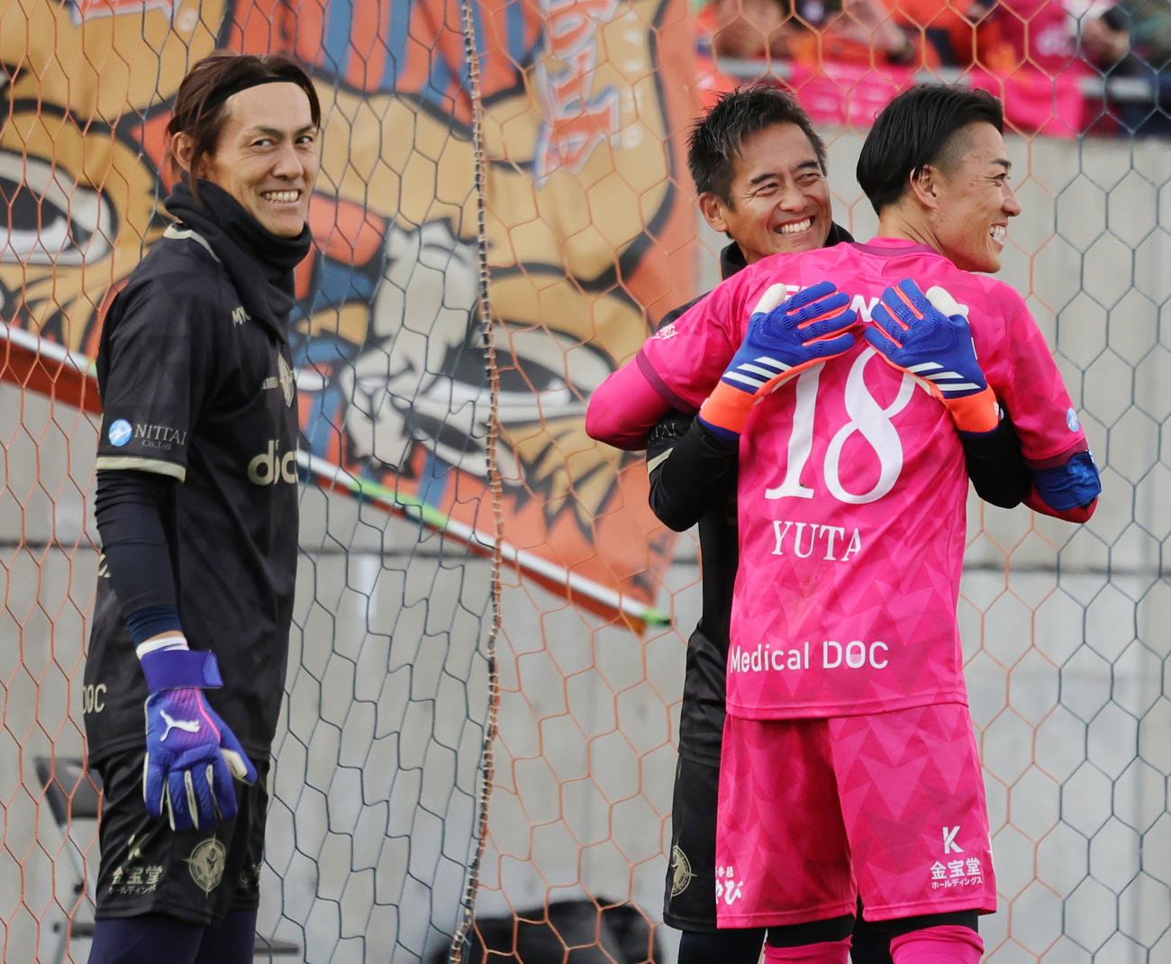 南雄太引退試合　YUTA FRIENDS対BLUE LEGENDS PK戦でキックを成功させ、左からBLUE LEGENDS楢崎、川口と抱きあうYUTA FRIENDS南（撮影・野上伸悟）