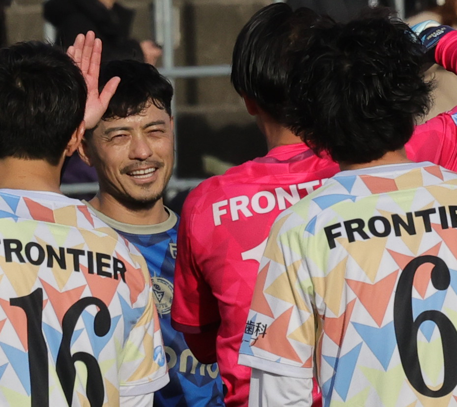南雄太引退試合　YUTA FRIENDS対BLUE LEGENDS　南雄太をねぎらうBLUE LEGENDS鈴木（撮影・野上伸悟）