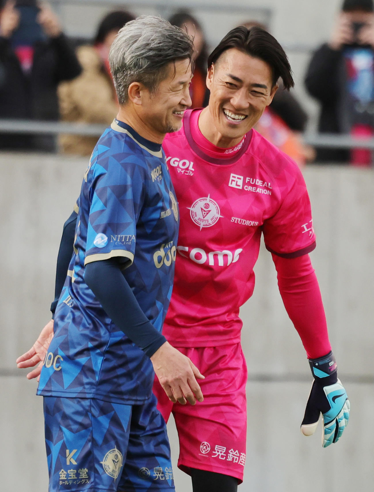 南雄太引退試合　YUTA FRIENDS対BLUE LEGENDS PK戦でBLUE LEGENDSカズ（左）を止め抱きあうYUTA FRIENDSのGK南（撮影・野上伸悟）