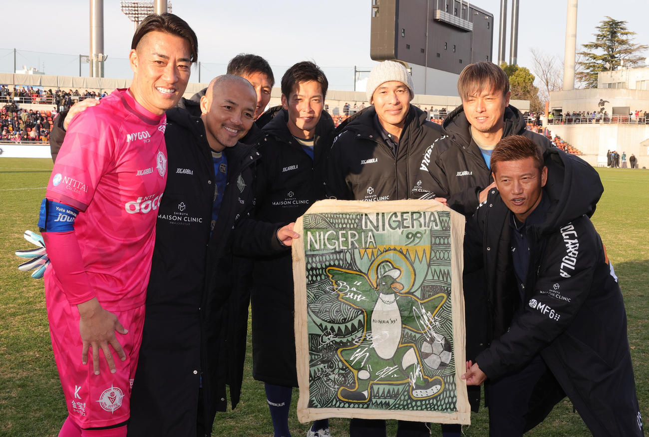 南雄太引退試合　YUTA FRIENDS対BLUE LEGENDS　試合後に記念撮影する1999年ナイジェリアワールドユース準優勝メンバー。左から南、小野、中田、加地、高原、遠藤、播戸（撮影・野上伸悟）