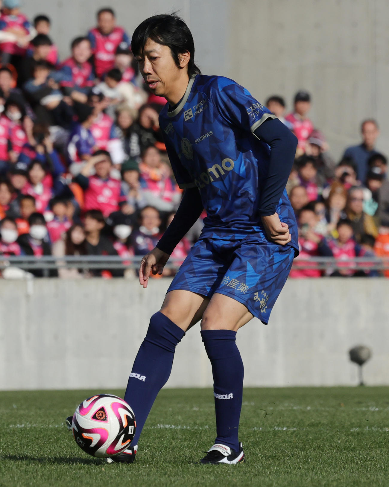 南雄太引退試合　YUTA FRIENDS対BLUE LEGENDS　前半、パスを出すBLUE LEGENDS中村憲（撮影・野上伸悟）