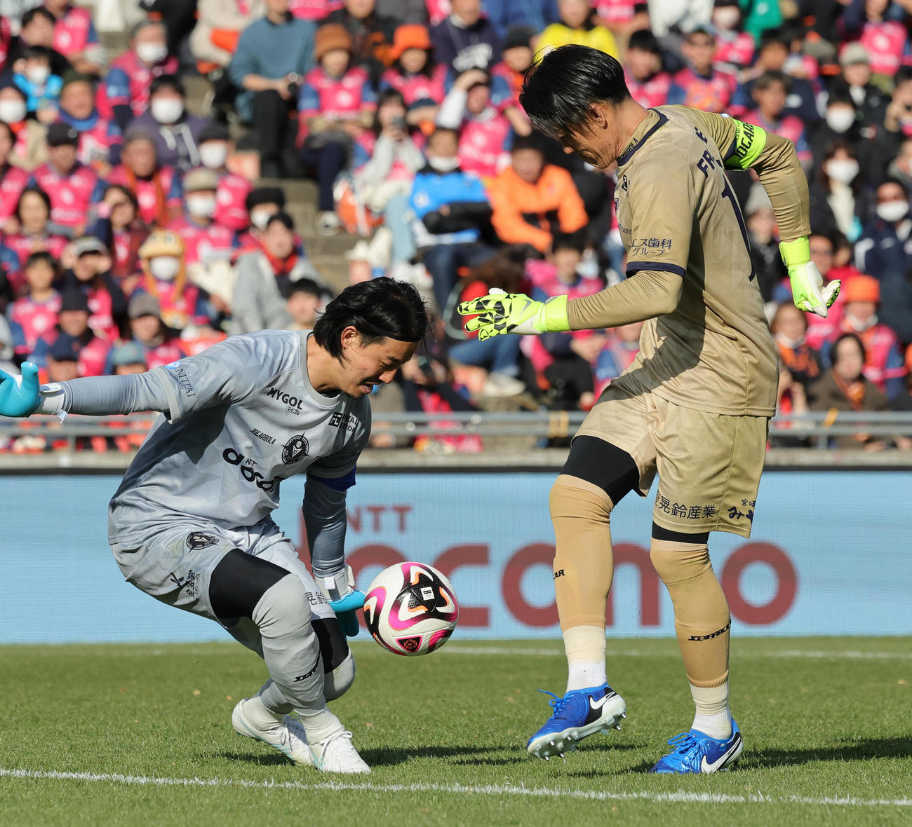 YUTA FRIENDS対BLUE LEGENDS　前半、シュートを放つBLUE LEGENDSのGK南。左はYUTA FRIEND高丘（撮影・野上伸悟）