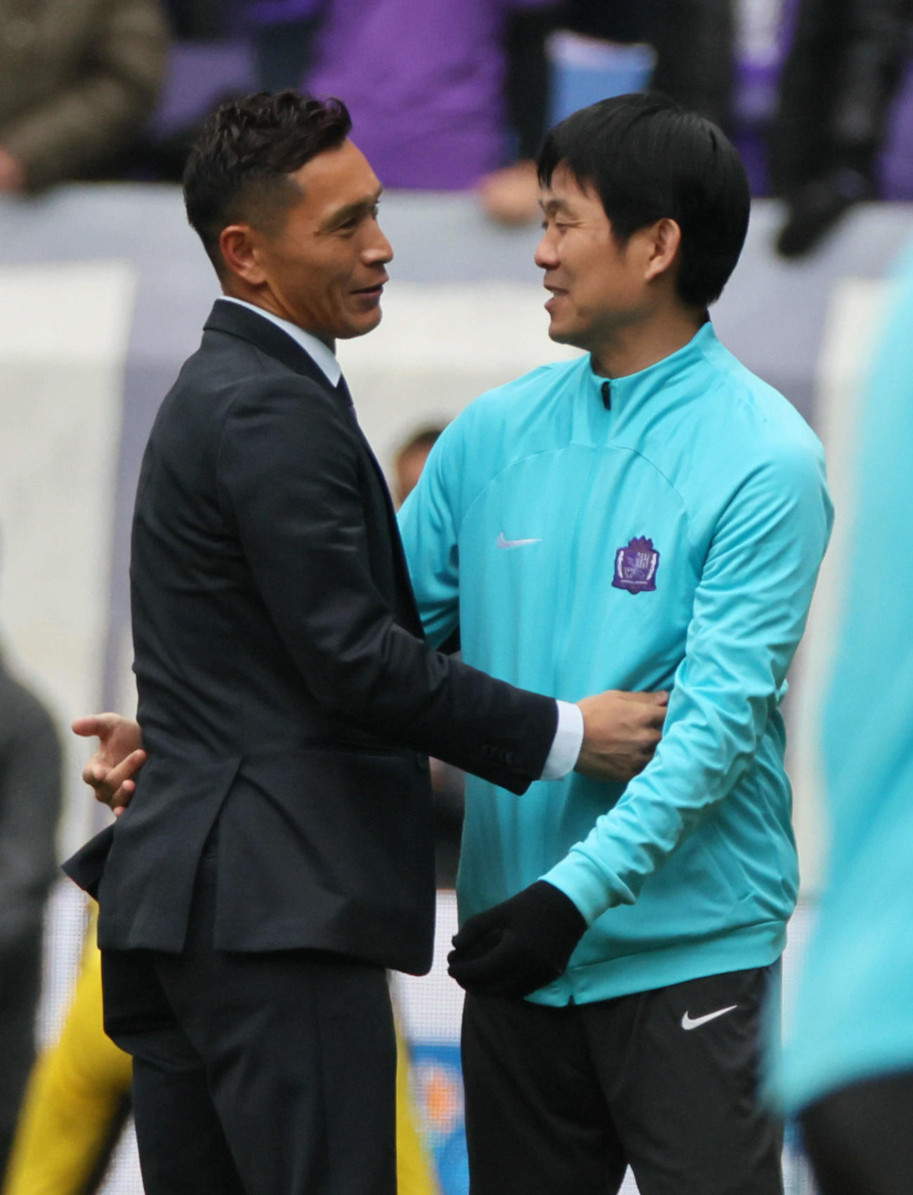 サンフレッチェ広島レジェンドマッチ2024　試合前、今季限りで引退した青山と抱擁した森保日本代表監督（右）（撮影・加藤孝規）