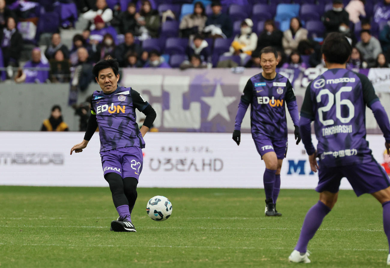 サンフレッチェ広島レジェンドマッチ2024　前半　プレーする森保日本代表監督（左）（撮影・加藤孝規）