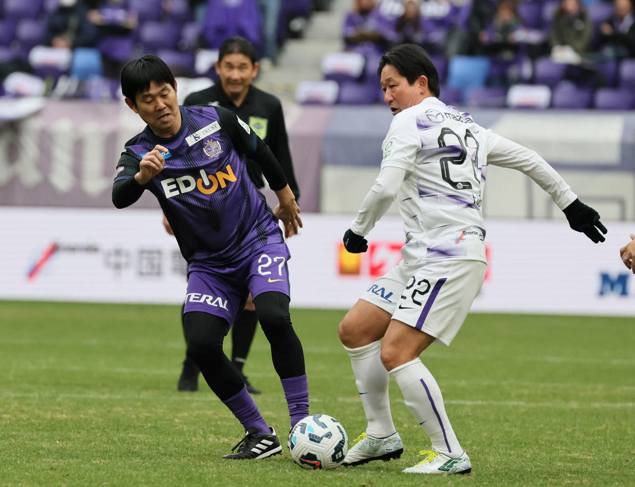 サンフレッチェ広島レジェンドマッチ2024　前半　TEAMウイング笛と競り合う森保日本代表監督（左）（撮影・加藤孝規）