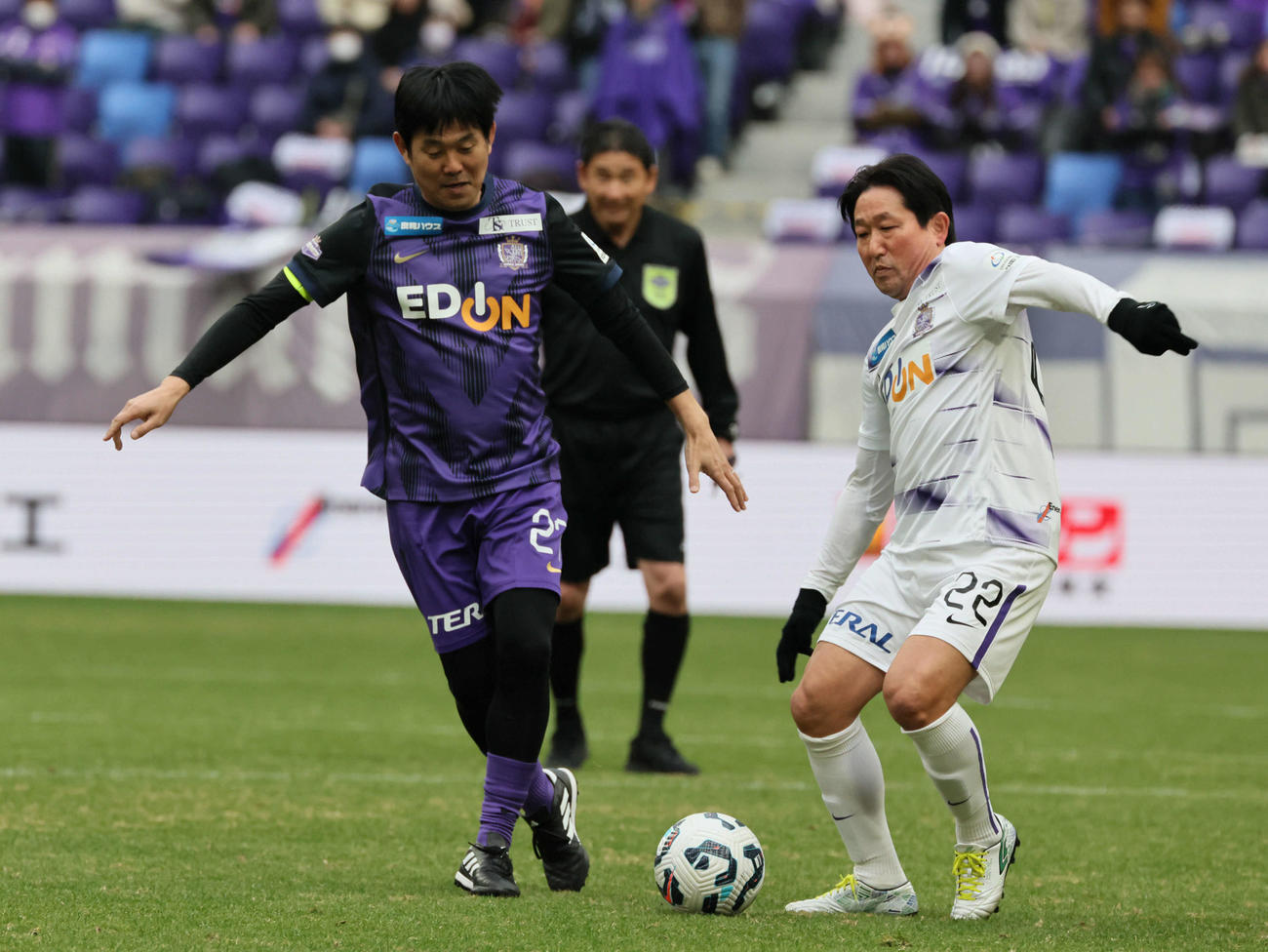 サンフレッチェ広島レジェンドマッチ2024　前半　TEAMウイング笛と競り合う森保日本代表監督（左）（撮影・加藤孝規）