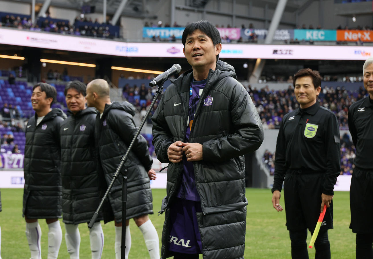 サンフレッチェ広島レジェンドマッチ2024　試合前、あいさつする森保一日本代表監督（撮影・加藤孝規）