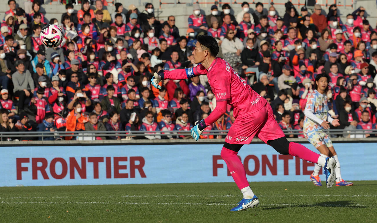 後半、スローイングでオウンゴールしてしまうYUTA FRIENDSのGK南（撮影・野上伸悟）