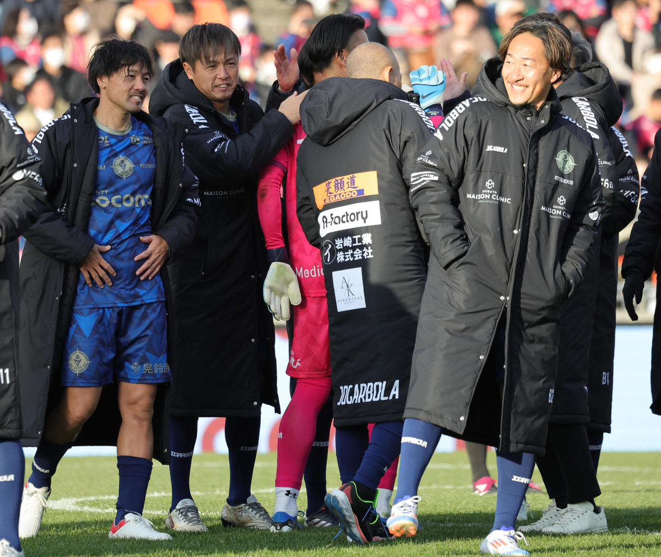 南雄太引退試合　YUTA FRIENDS対BLUE LEGENDS　試合後に笑顔を見せる、左からBLUE LEGENDS松井大輔、遠藤保仁。右端は石川（撮影・野上伸悟）