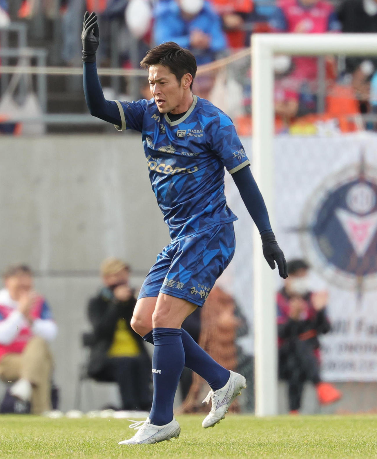 南雄太引退試合　YUTA FRIENDS対BLUE LEGENDS　後半、ゴールを決めカズダンスならぬカジダンスで喜ぶBLUE LEGENDS加地（撮影・野上伸悟）