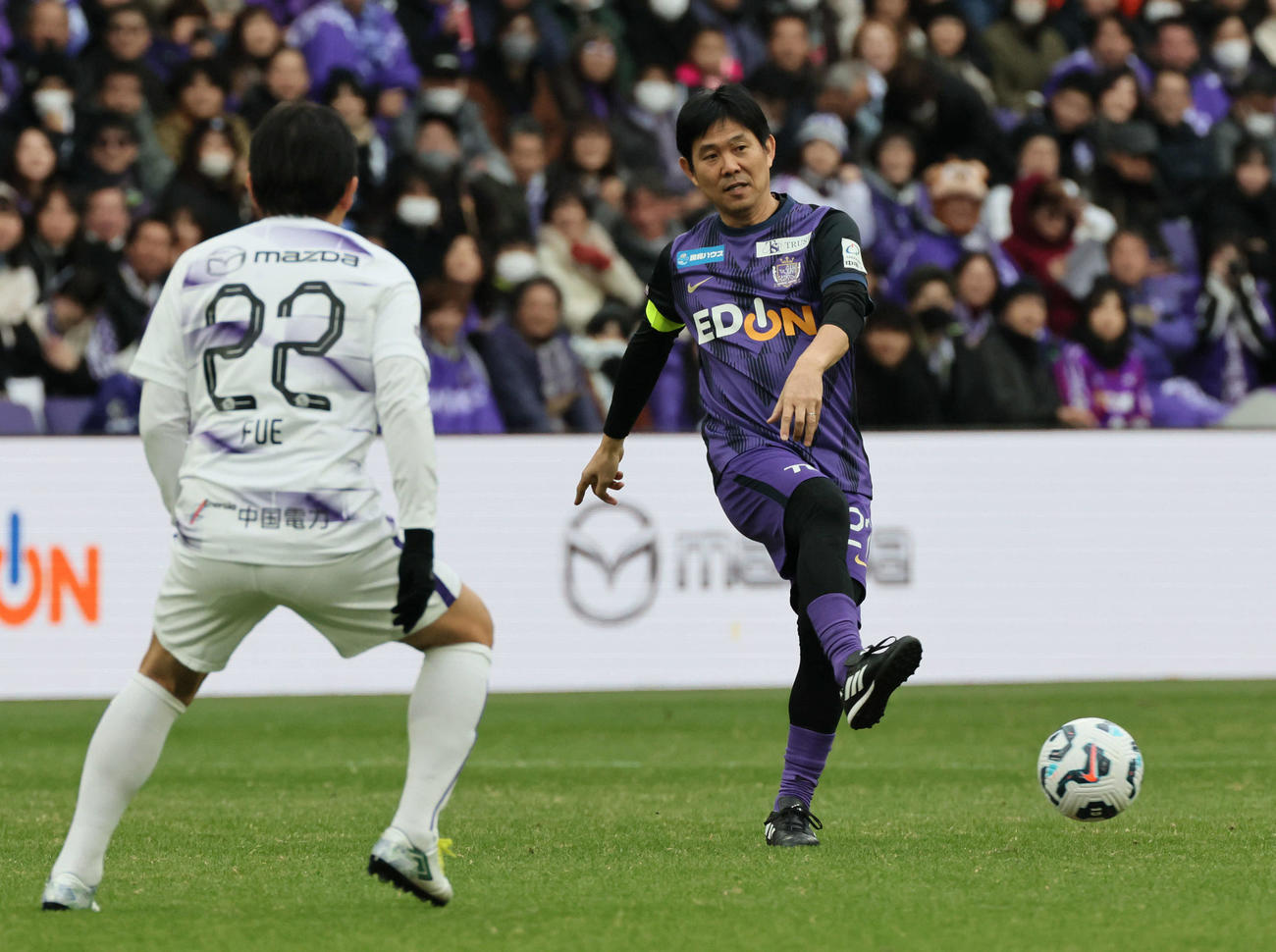 サンフレッチェ広島レジェンドマッチ2024　前半　プレーする森保日本代表監督（右）（撮影・加藤孝規）