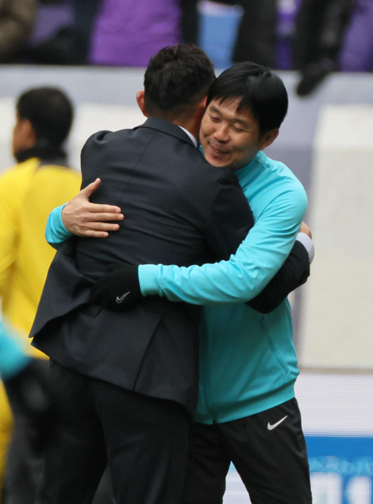 サンフレッチェ広島レジェンドマッチ2024　試合前、今季限りで引退した青山と抱擁する森保日本代表監督（右）（撮影・加藤孝規）