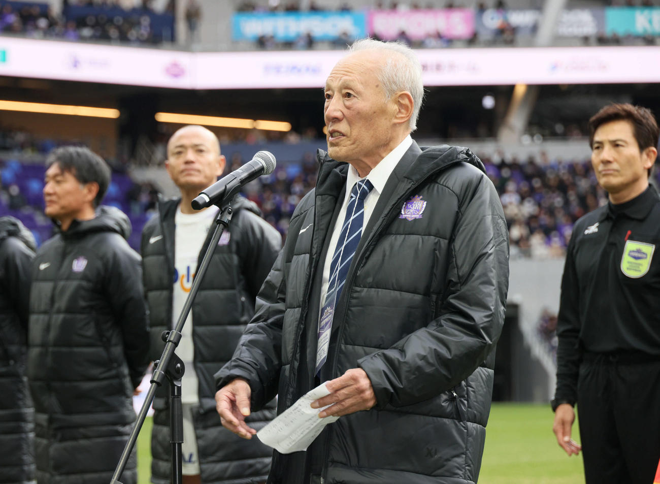 サンフレッチェ広島レジェンドマッチ2024　試合前、あいさつする名誉実行委員長の今西和男氏（撮影・加藤孝規）