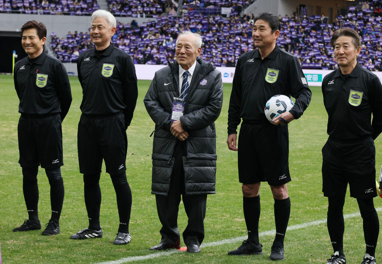 サンフレッチェ広島レジェンドマッチ2024　試合前、名誉実行委員長の今西和男氏（中央）（撮影・加藤孝規）