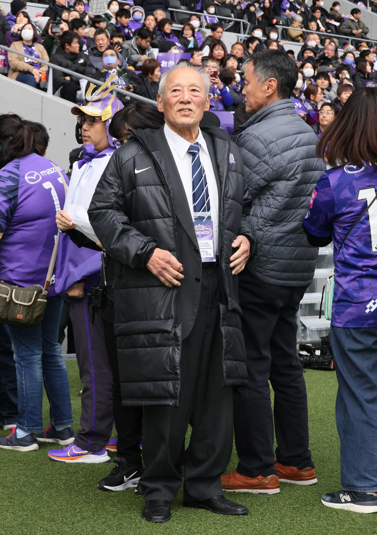 サンフレッチェ広島レジェンドマッチ2024　試合前、名誉実行委員長の今西和男氏（撮影・加藤孝規）
