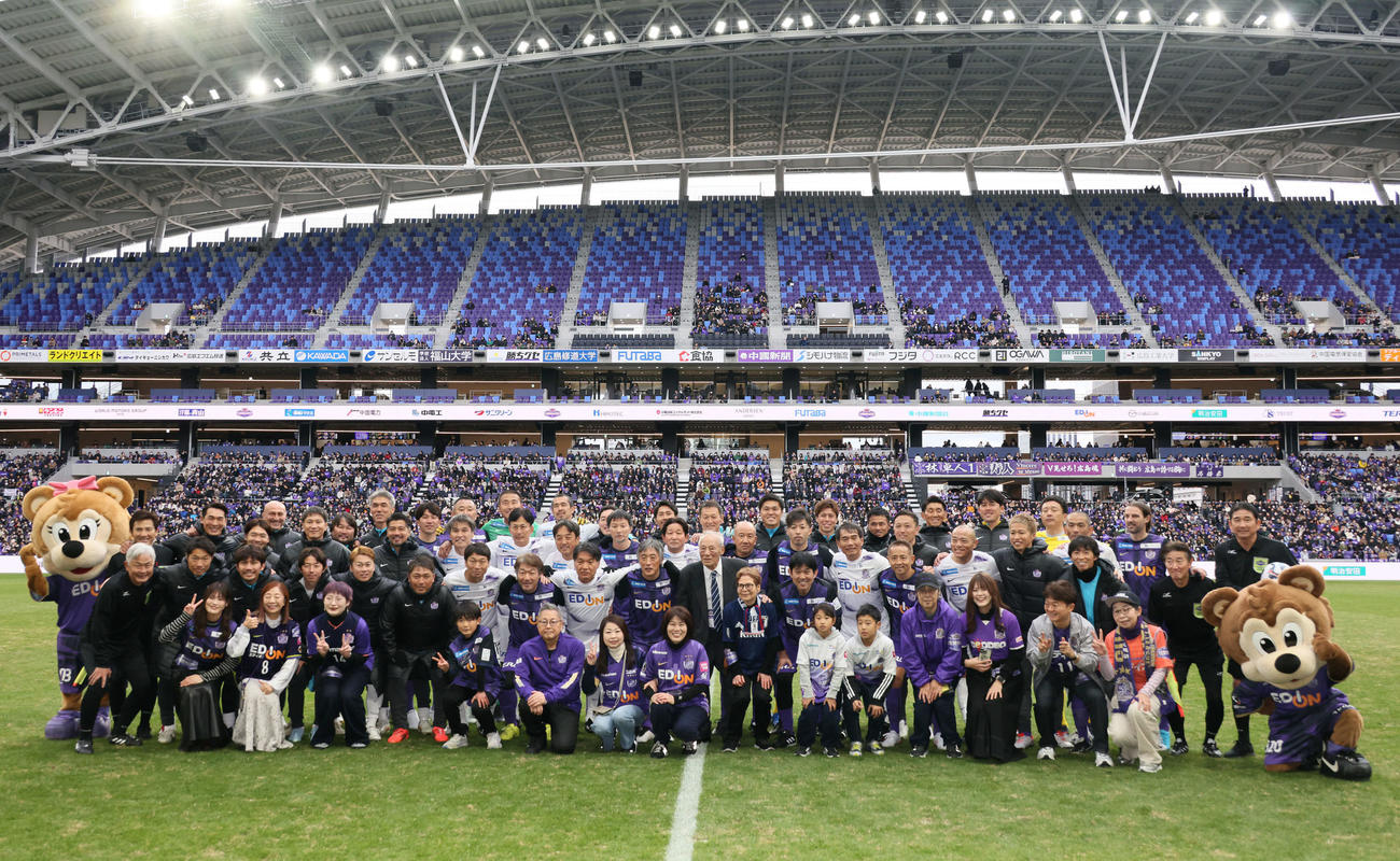 サンフレッチェ広島レジェンドマッチ2024　試合前、今西和男氏を中心に記念写真におさまるサンフレッチェ広島OBら（撮影・加藤孝規）