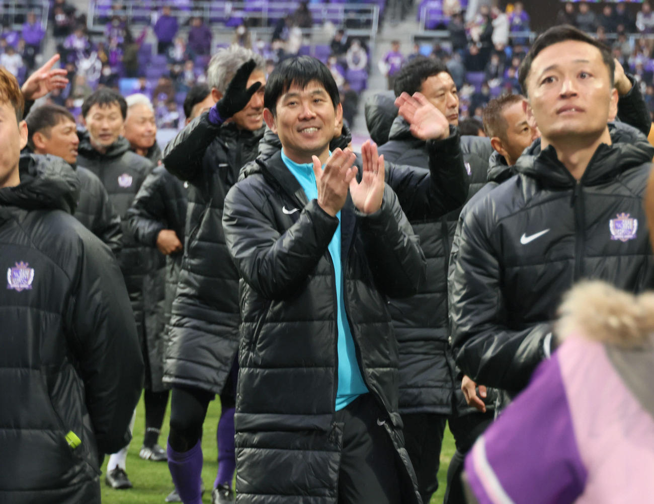 サンフレッチェ広島レジェンドマッチ2024　試合後、場内一周する森保日本代表監督（中央）ら（撮影・加藤孝規）