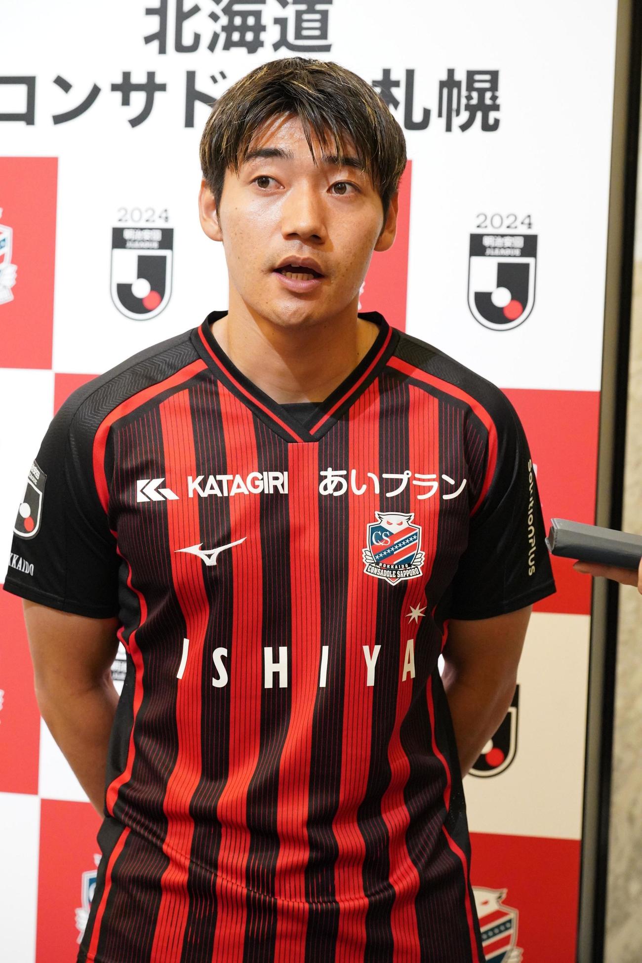 2024Jリーグ開幕PRイベントに臨む札幌岡村大八＝2024年2月19日　（撮影・小沢裕）